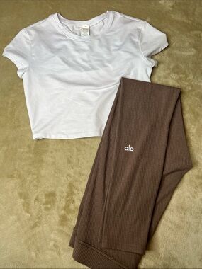 alo legging and crop top tee
